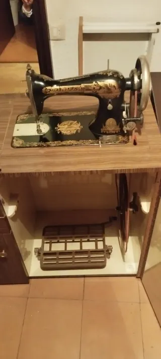Máquina de coser Singer con mueble