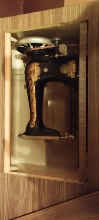 Máquina de coser Singer con mueble