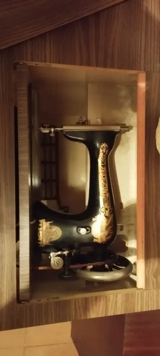 Máquina de coser Singer con mueble