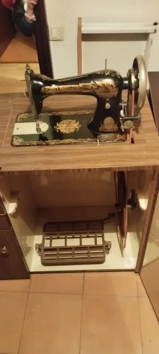 Máquina de coser Singer con mueble