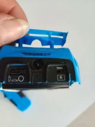 Coche teledirigido y pistola azul.Trepa paredes