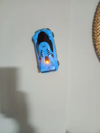 Coche teledirigido y pistola azul.Trepa paredes