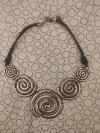 Collar gargantilla espiral en plateado y negro