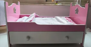 Cama para muñecos rosa con cajón