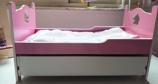 Cama para muñecos rosa con cajón