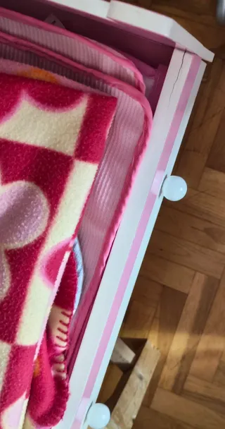 Cama para muñecos rosa con cajón