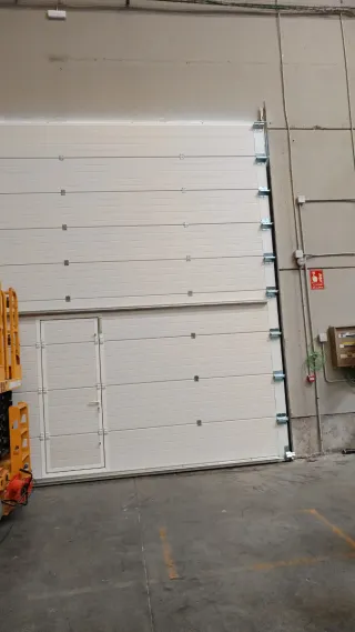 Puerta de garaje seccional gris