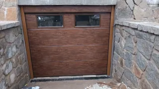 Puerta de garaje seccional gris