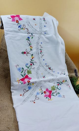 Tovaglia ricamata a mano floreale