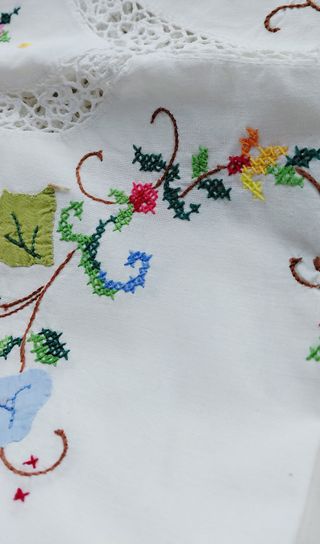 Tovaglia ricamata a mano floreale
