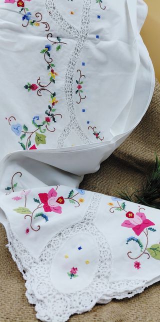 Tovaglia ricamata a mano floreale