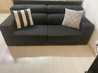 Sofá negro con 2 puffs