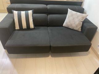 Sofá negro con 2 puffs