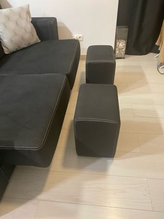 Sofá negro con 2 puffs