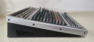 Mesa de mezclas Behringer Xenyx X2442USB