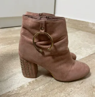 Botas rosas con detalle dorado