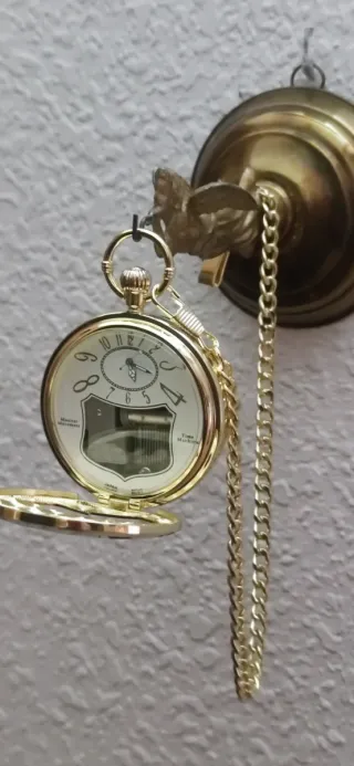Reloj de bolsillo musical dorado