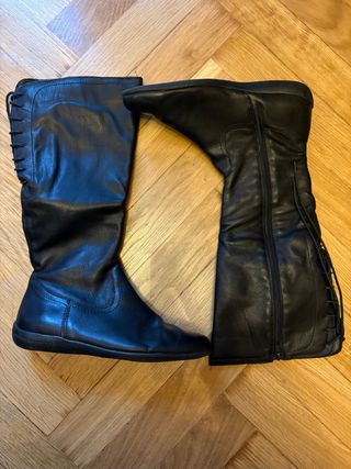 Botas de piel negras con cordones