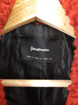 Abrigo Teddy Rojo Stradivarius Talla S