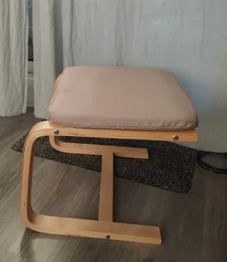 Hamaca sillón de madera con reposapiés beige
