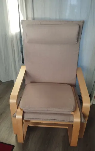 Hamaca sillón de madera con reposapiés beige