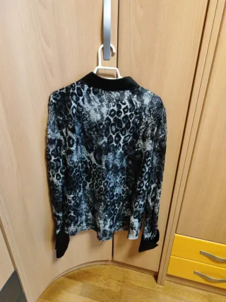 Blusa estampada leopardo cuello solapa