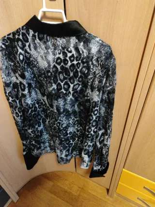 Blusa estampada leopardo cuello solapa