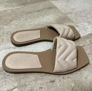 Sandalias planas Stradivarius beige