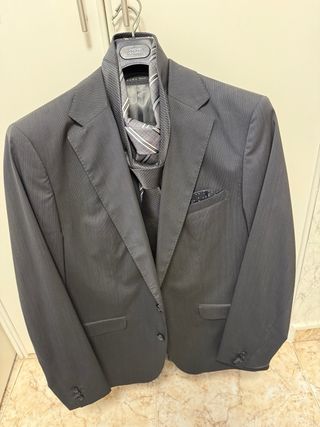 Dos trajes Zara,americana y pantalón,dos corbatas