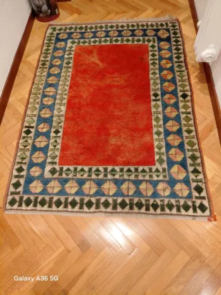 Alfombra persa azul y roja