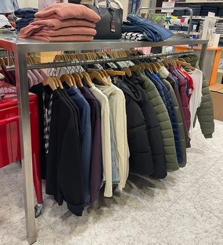 Mesa expositora tienda ropa