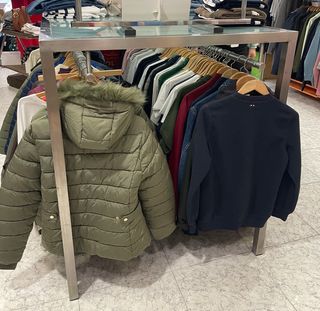 Mesa expositora tienda ropa