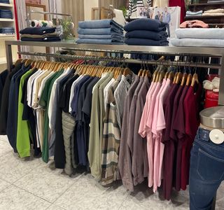 Mesa expositora tienda ropa