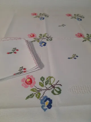 Mantel rectangular bordado a mano