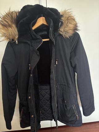 Chaqueta Zara invierno negra con pelo T.M