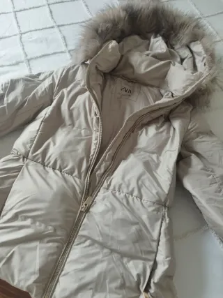 Abrigo plumífero Zara beige con capucha