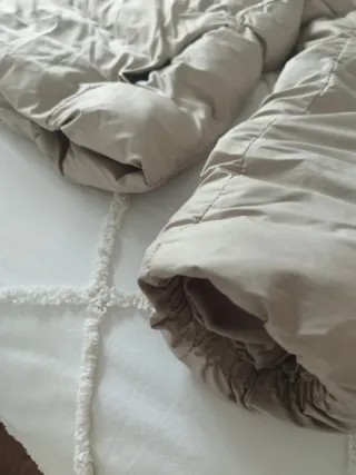 Abrigo plumífero Zara beige con capucha