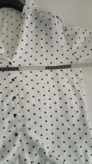 Blusa Mango lunares negros blanca