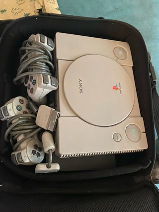 PlayStation 1 con 2 mandos