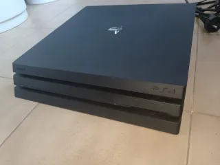 Consola PS4 Pro 1TB + 2 Mandos