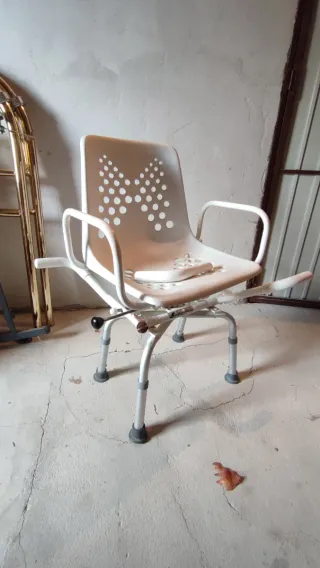 Silla giratoria adaptada blanca para bañera