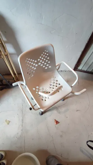 Silla giratoria adaptada blanca para bañera