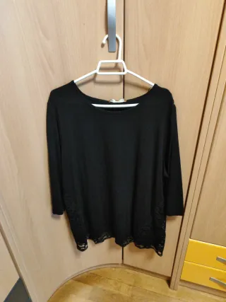 Blusa negra con encaje
