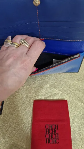 Cartera Carolina Herrera azul con estampado