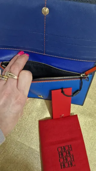 Cartera Carolina Herrera azul con estampado