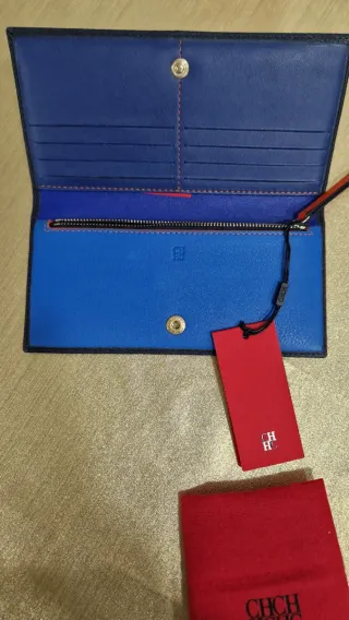 Cartera Carolina Herrera azul con estampado