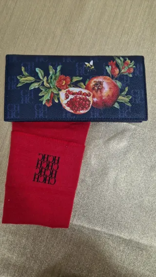 Cartera Carolina Herrera azul con estampado