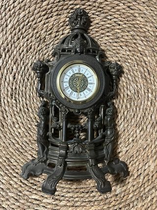 Reloj de chimenea antiguo decorativo