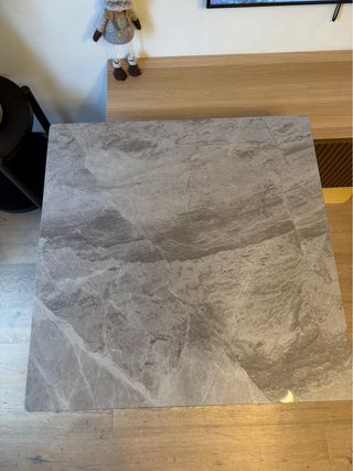 Mesa de comedor moderna piedra y metal