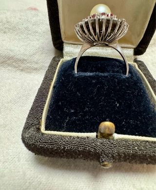 Anillo Oro Blanco Perla, Rubíes y Diamantes